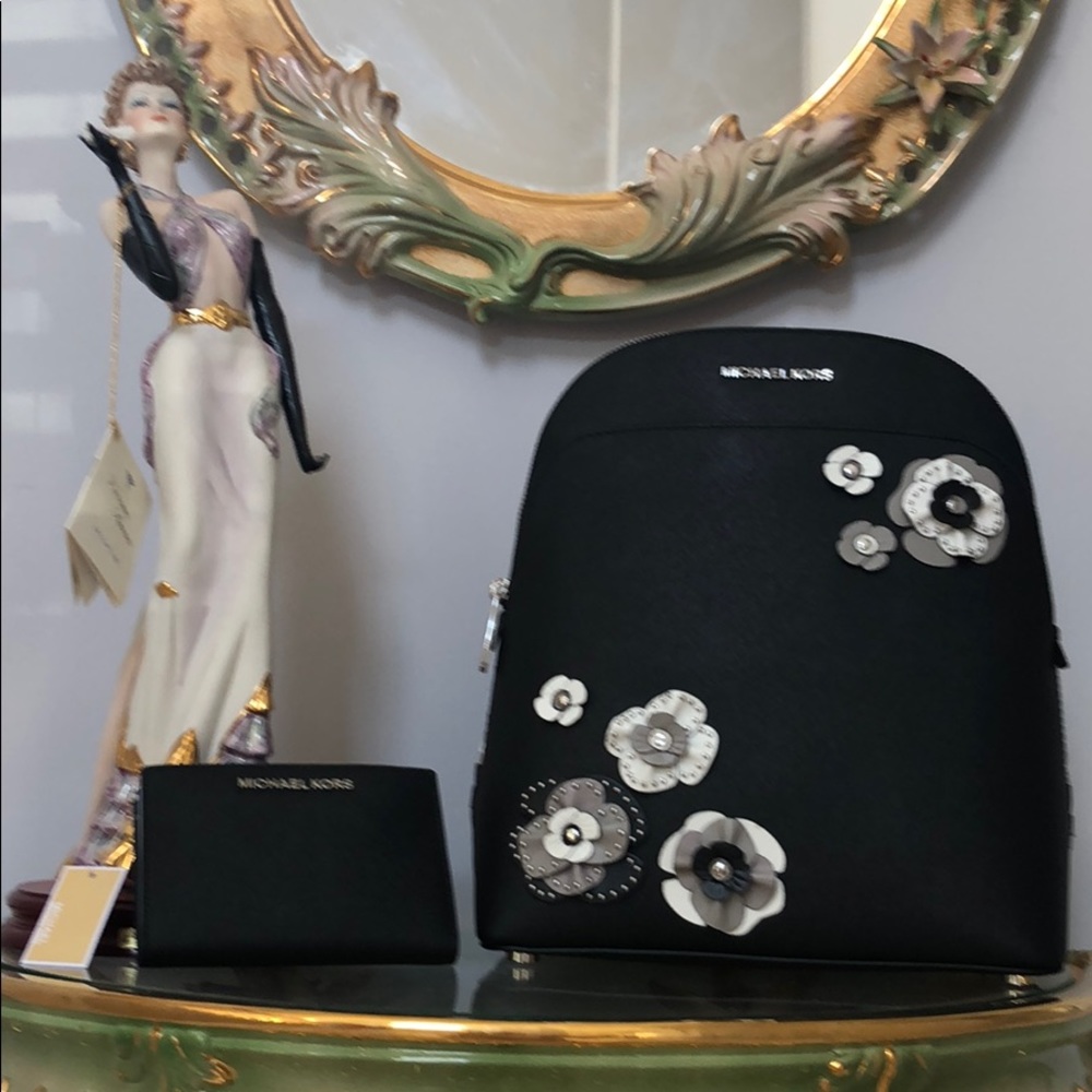 Michael Kors Large Emmy with matching wallet